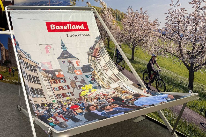 Eine Liege mit einem Bild von einer belebten Stadtstrasse in Baselland.