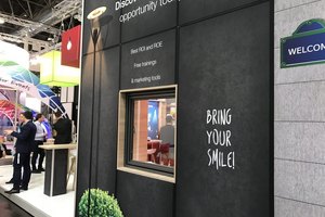 Professioneller Messestand mit motivierenden Botschaften und Besuchern
