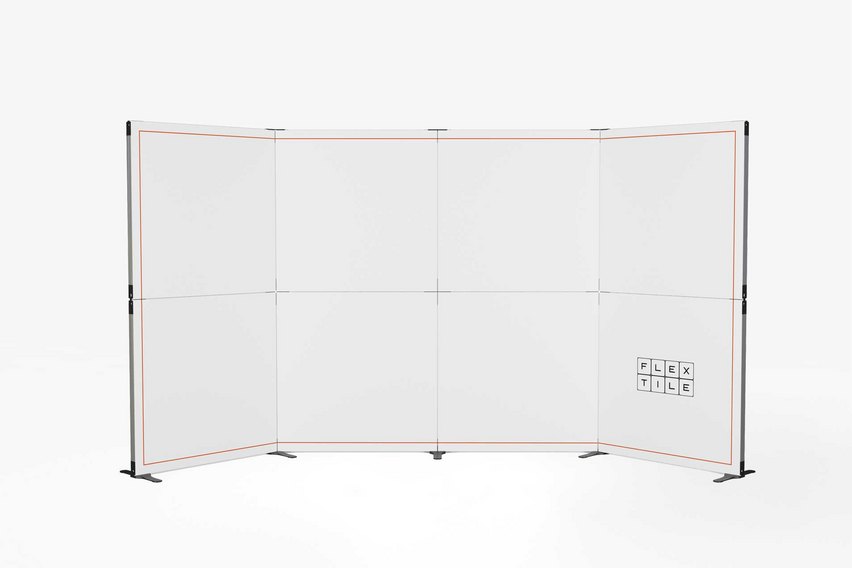 Ein faltbarer Messestand mit mehreren Paneelen.