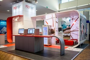Modern gestalteter Messestand mit Markenbranding, Informations-Displays und Sitzbereich