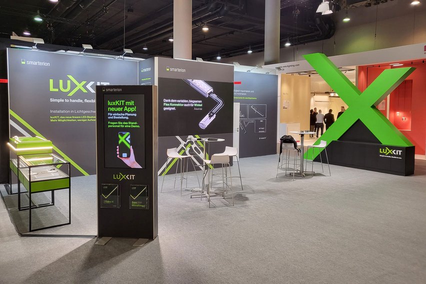 Mit Ihren neuen Brand Luxkit auf der Messe. 