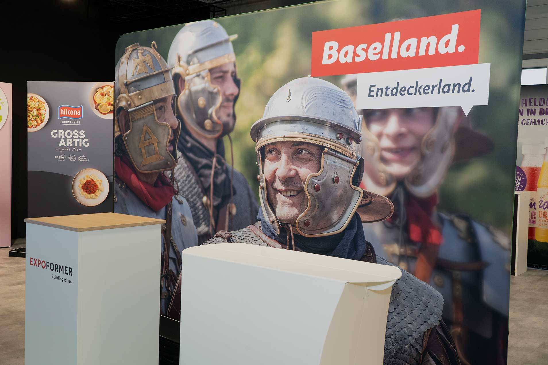 Ein Stand mit Werbeargentur und Abbildung von Männern in historischen Rüstungen.