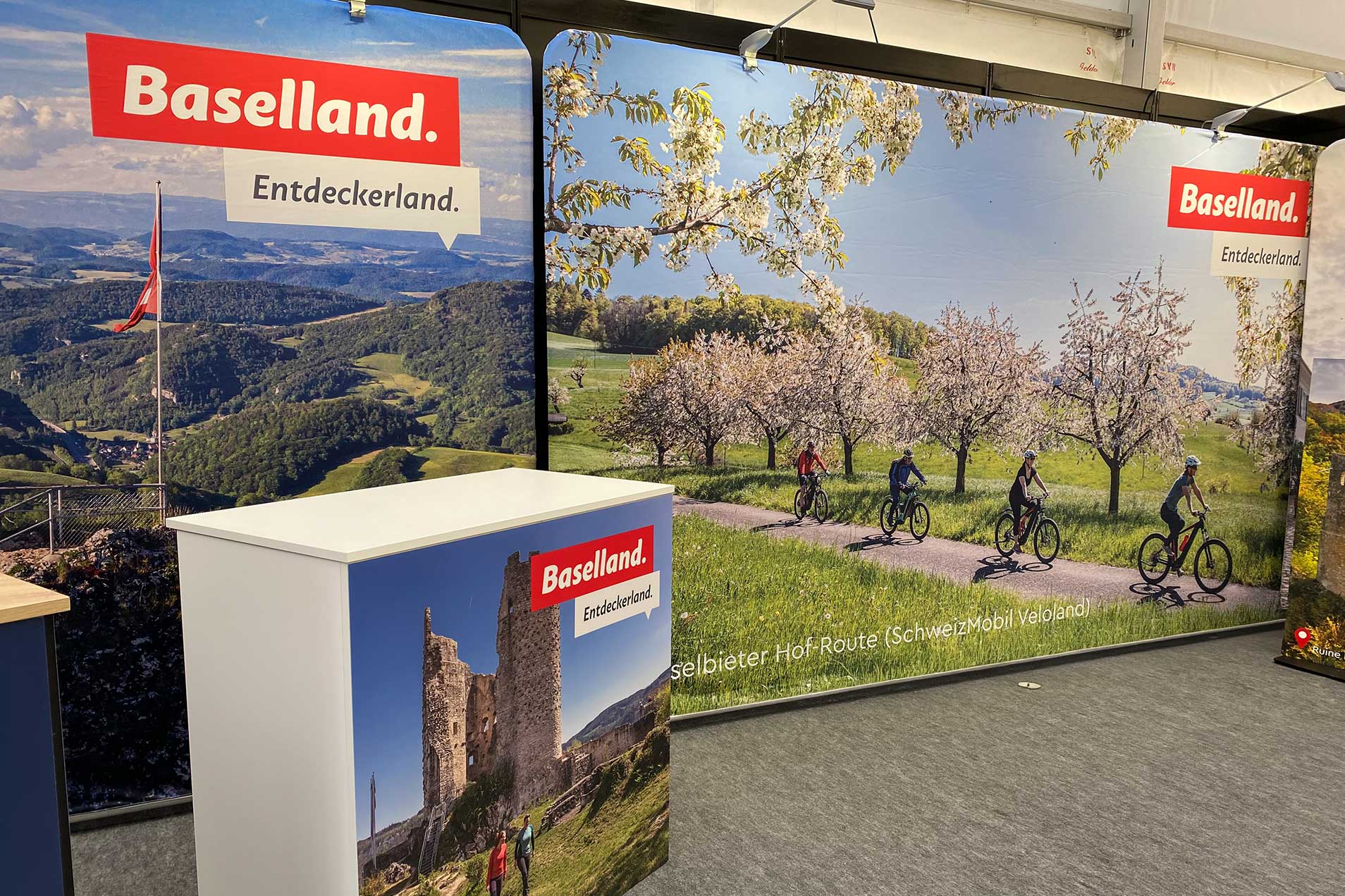 Baselregion-Werbung mit Radfahrern und Landschaft.