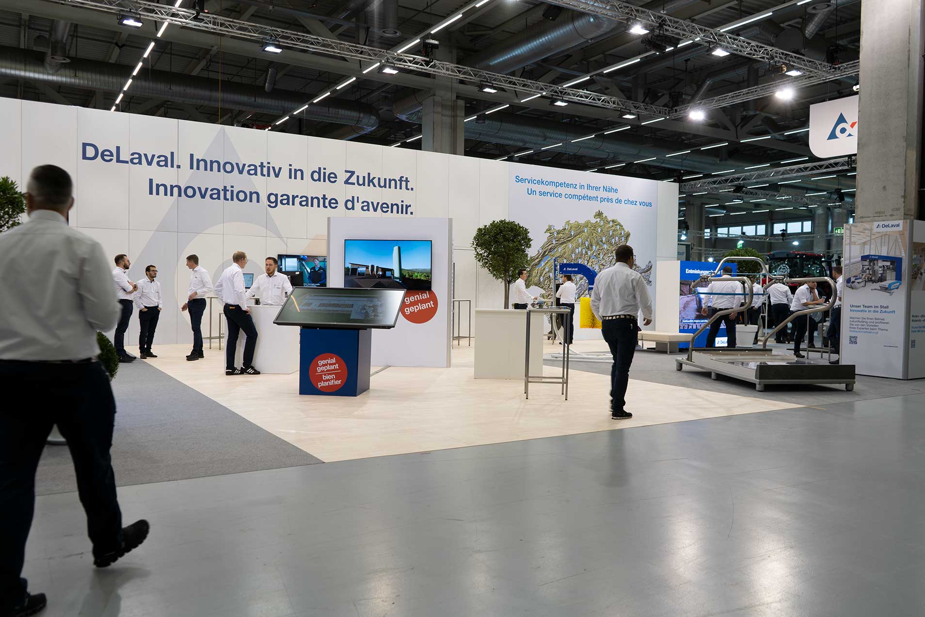 Weitsicht schafft Dominanz im Messebau. Mit einem klaren und auf 5 Meter Höhe gebautem Design, haben die Besucher eine offene und moderne Produktpräsentation, die für die Branche überraschend ist. Mit Erfolg.