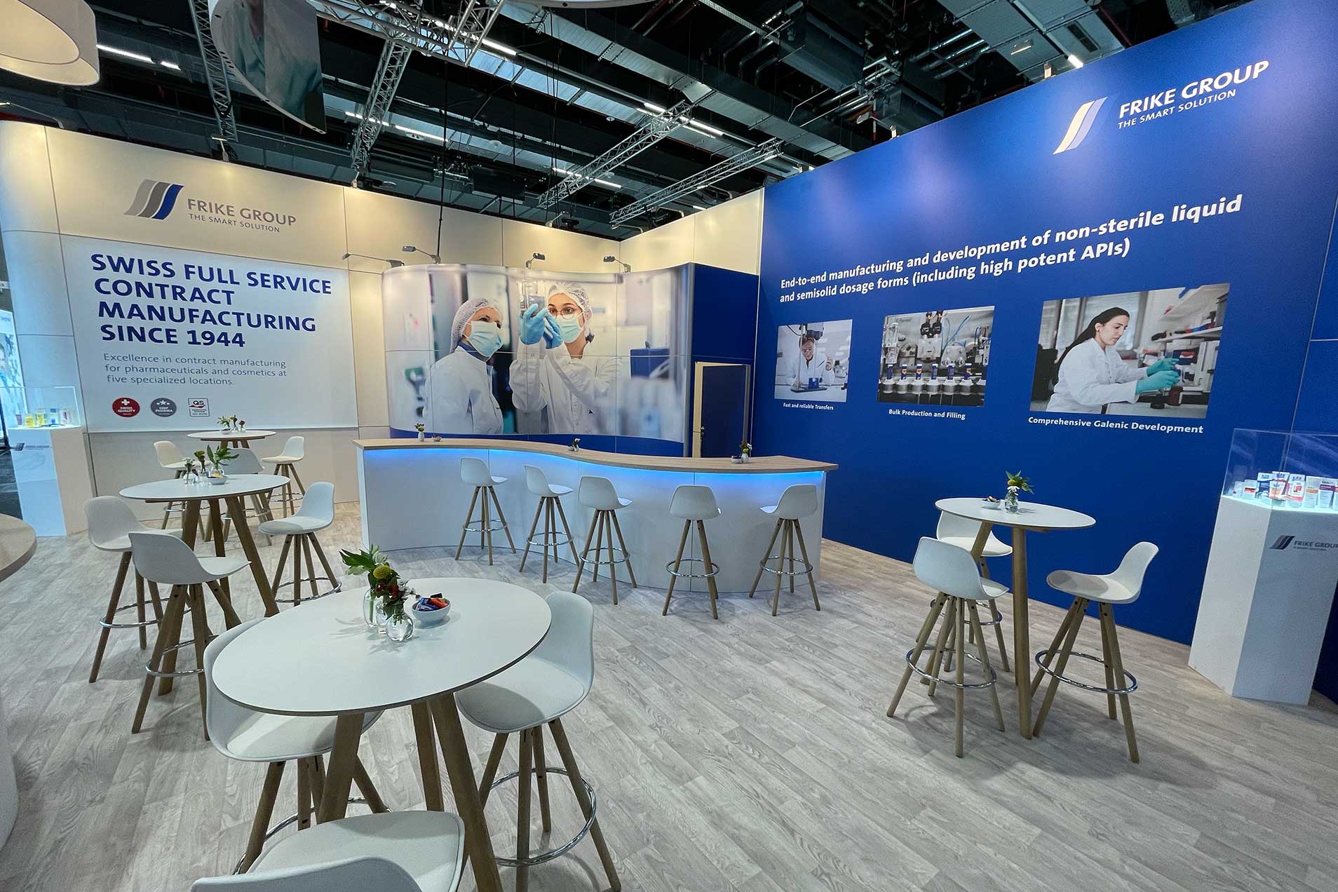 Messestand der Frike Group mit Informationen zu Dienstleistungen in der pharmazeutischen Herstellung.