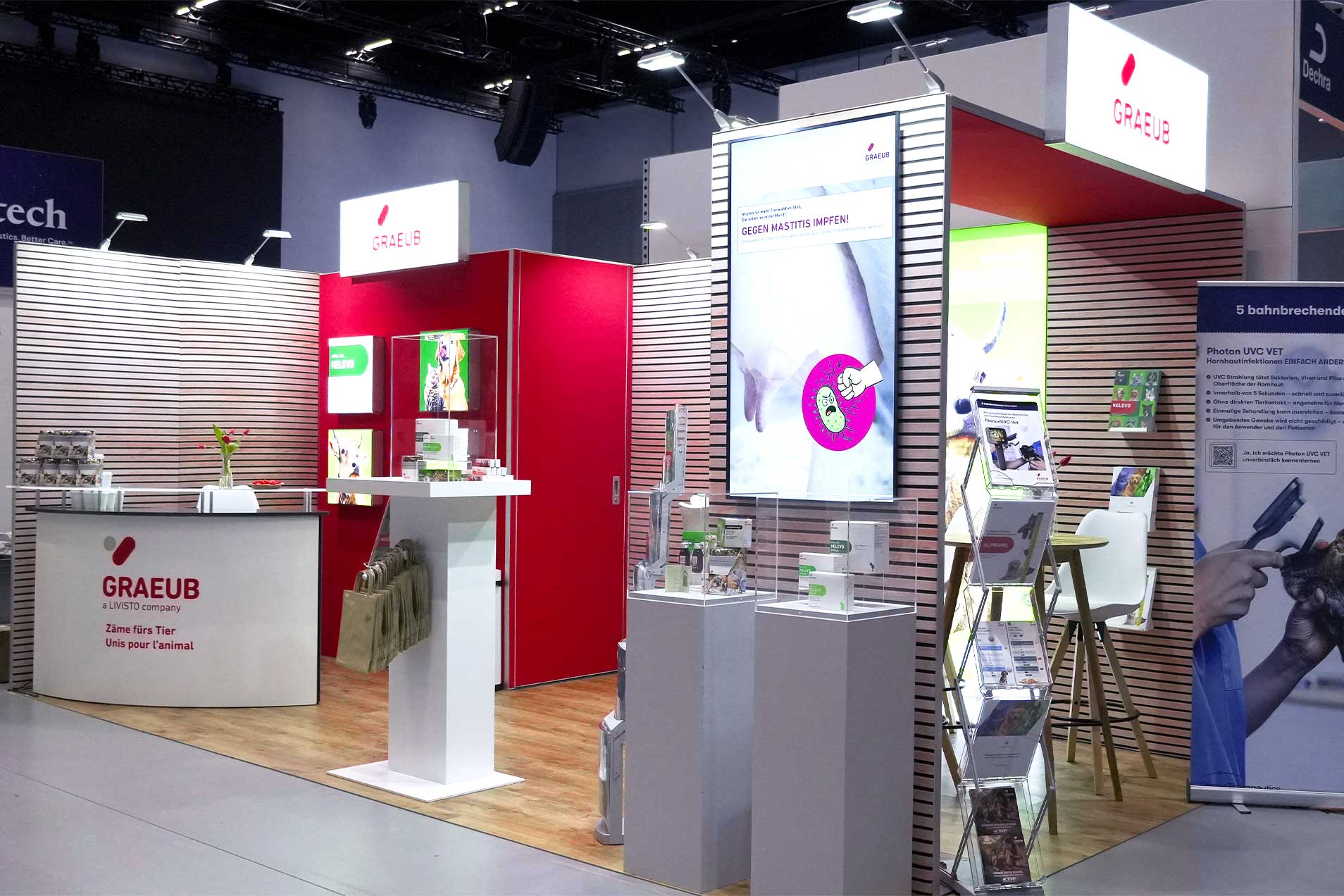 Ein Messestand mit Präsentationsflächen und Informationsmaterialien für Tierprodukte.