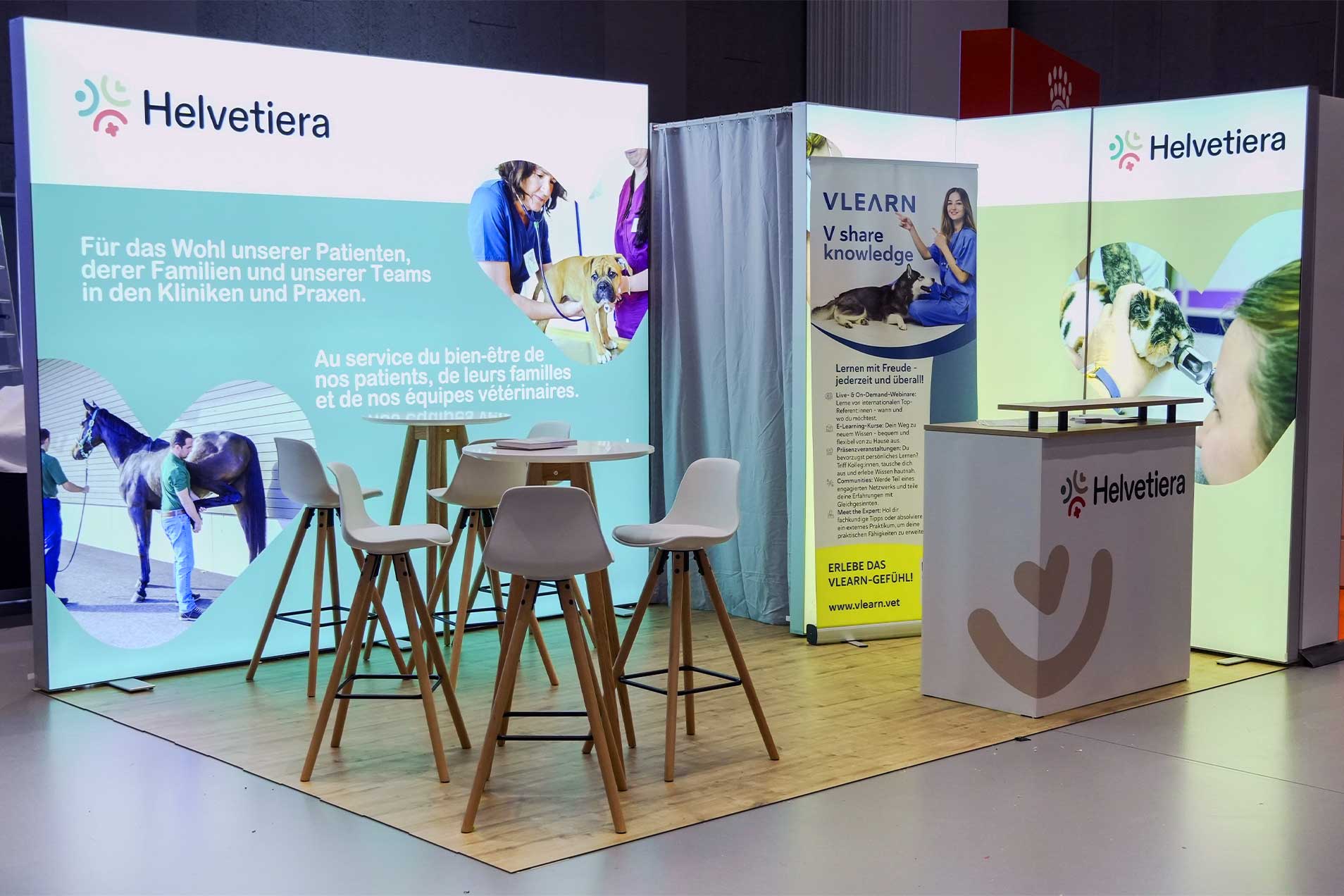 Ein Messestand mit Informationen zu veterinärmedizinischen Dienstleistungen und Schulungsangeboten.
