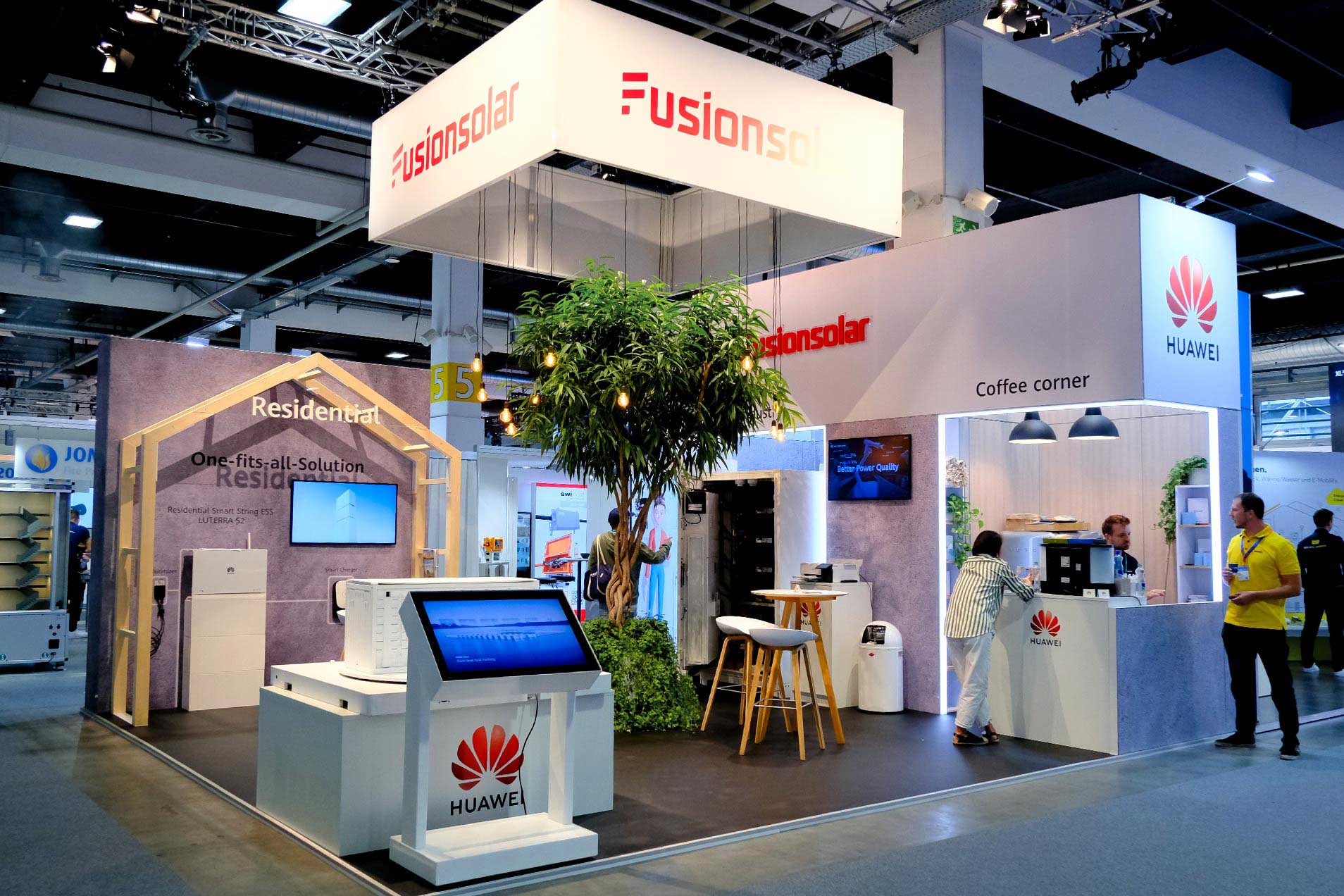 Ein Messestand mit Produkten von FusionSolar und Huawei sowie einem Kaffeebereich.