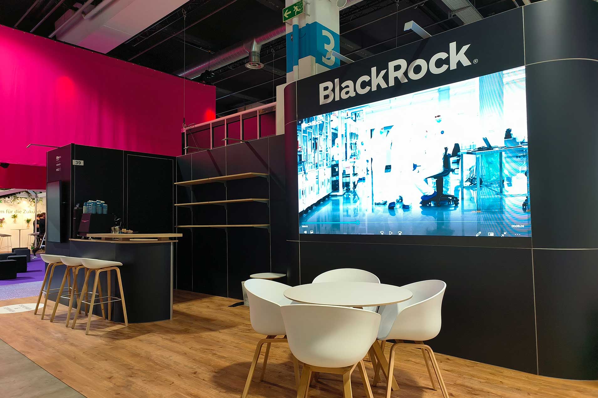 Messestand von Blackrock mit BIGmotion Videowand