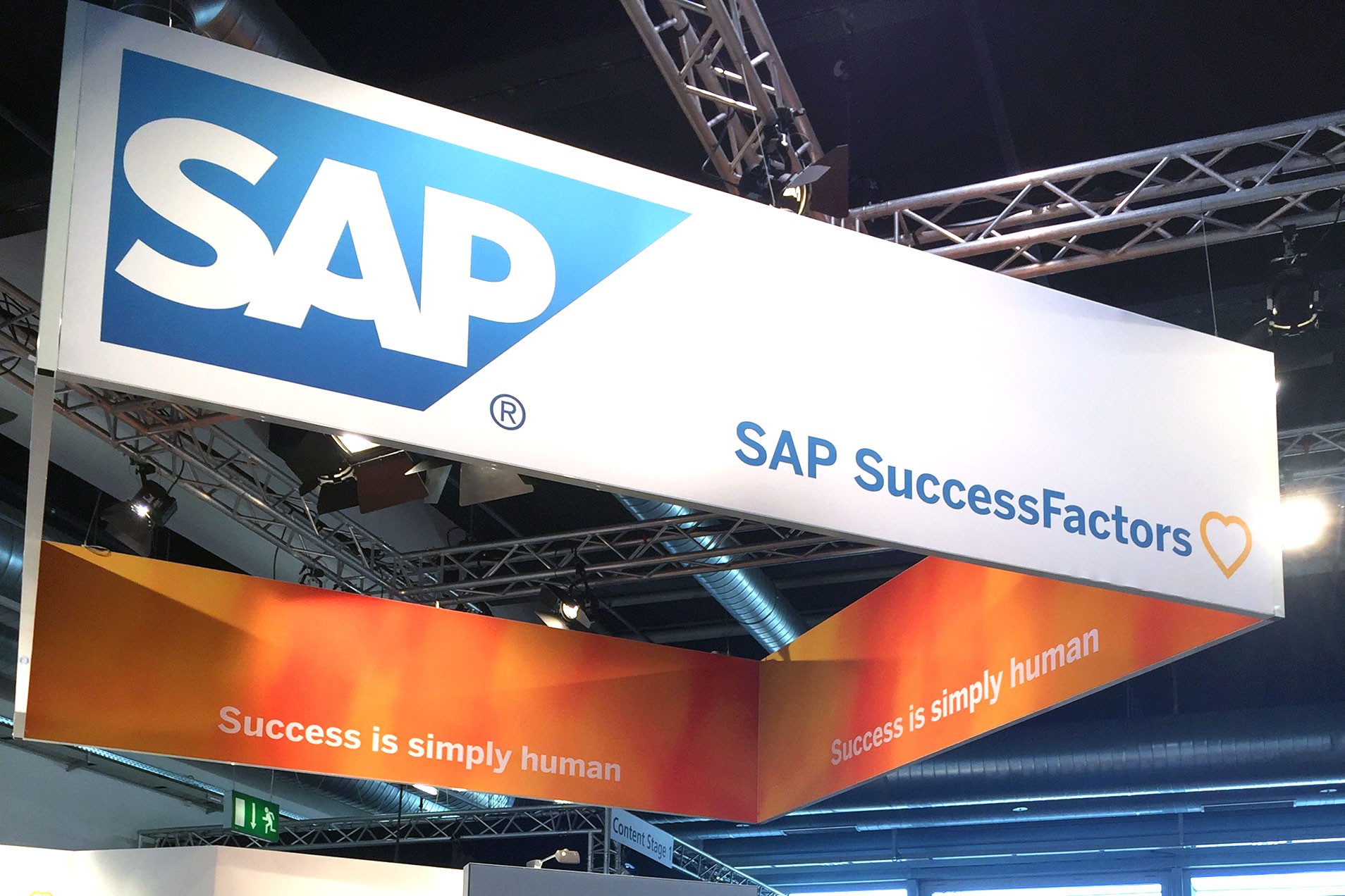 SAP-Messestand mit hängenden Bannern