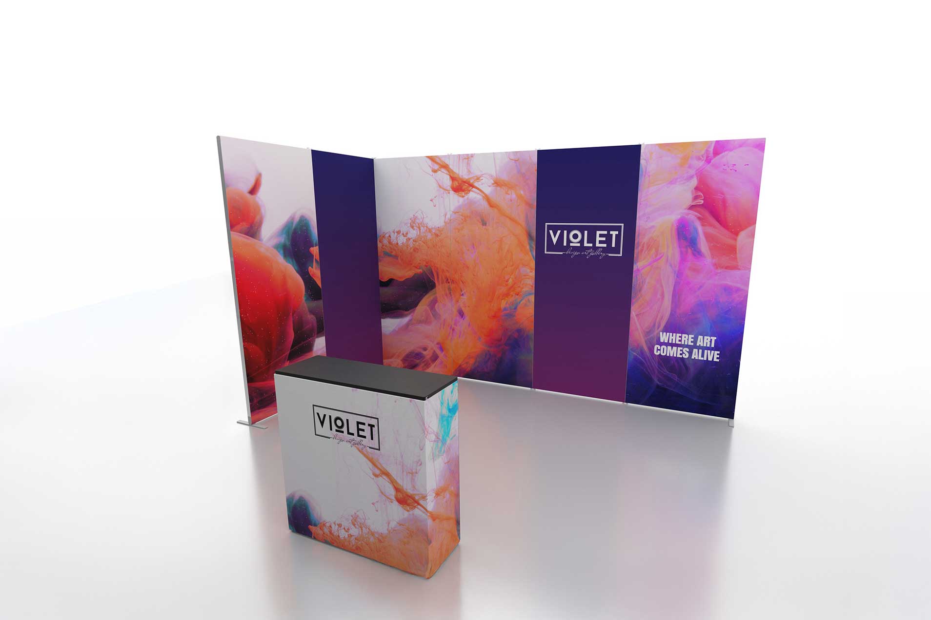 Ein Messestand mit bunten Grafiken und einem Counter.