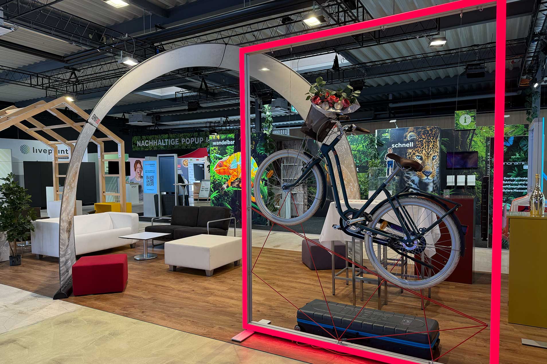 Mit Dekorationskordeln befestigtes Fahrrad als Hingucker am Messerstand