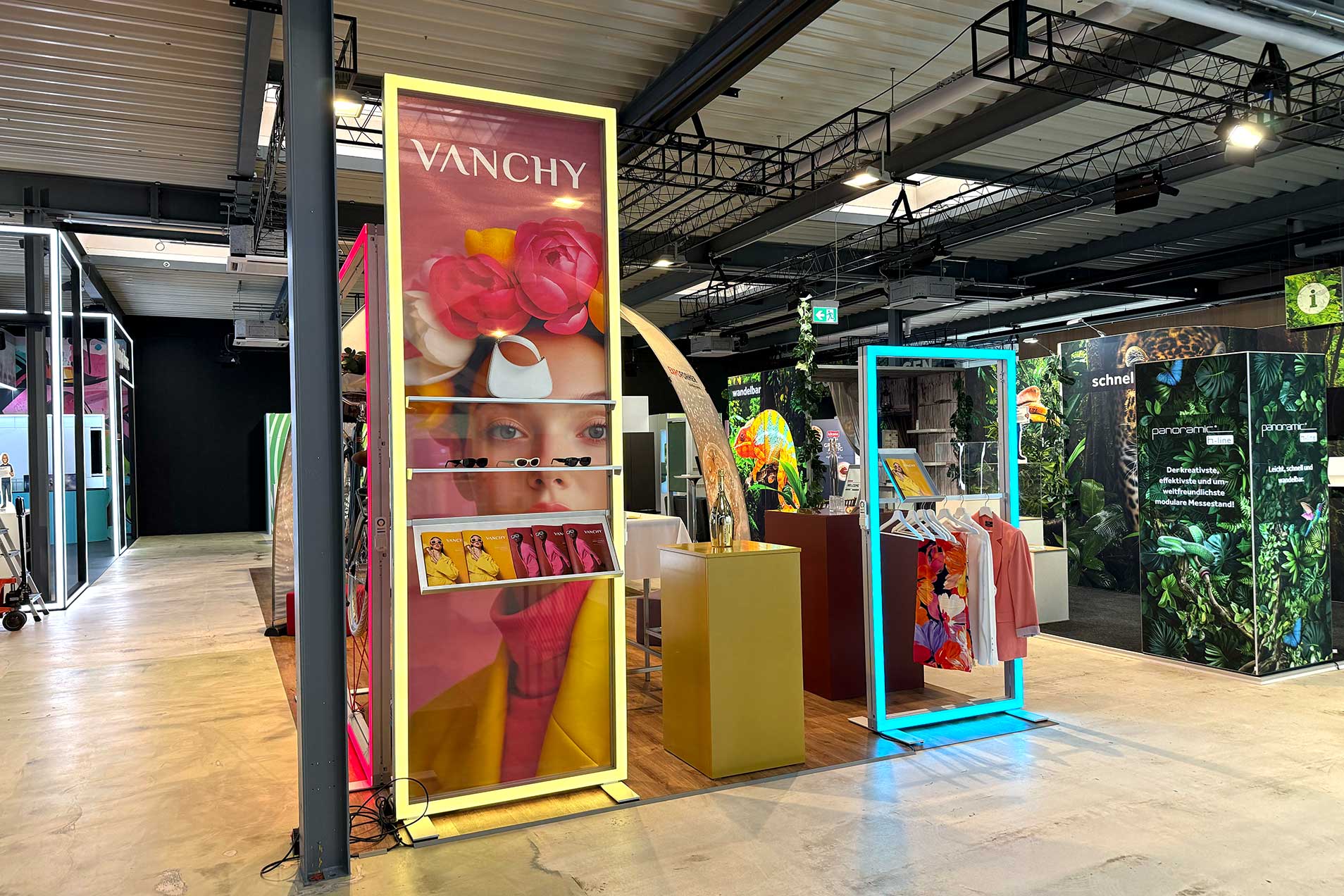 Ein Messestand mit verschiedenen Werbeflächen und ausgestellten Produkten.