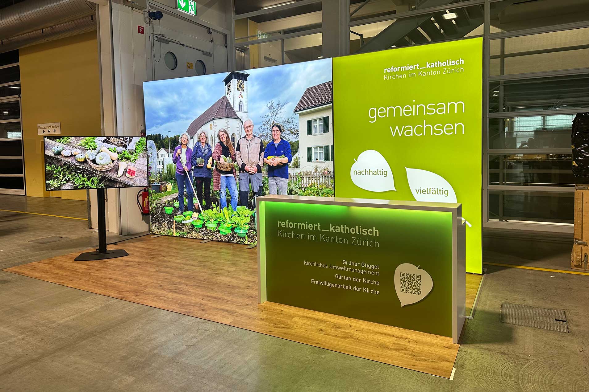 Ein Messestand mit Informationen über nachhaltige Initiativen der reformierten Kirchen im Kanton Zürich.