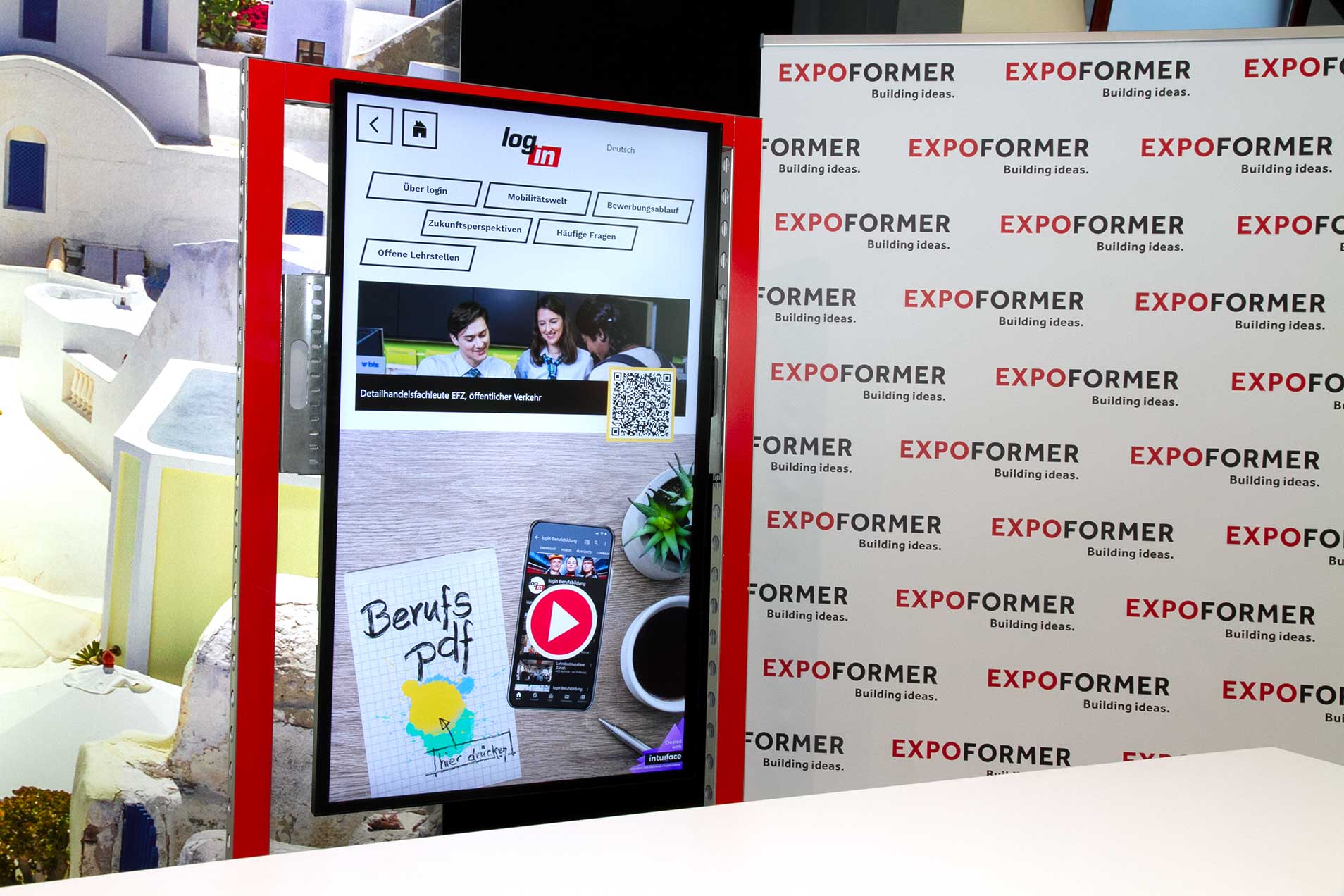 Erleben Sie unsere hybriden Lösungen in der Digital Signage um Menschen zu aktivieren